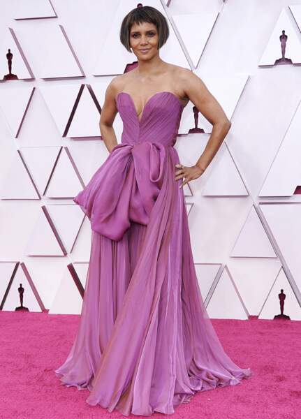 Halle Berry en robe longue en mousseline de soie Dolce & Gabbana, aux Oscars 2021