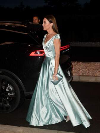 Kate Middleton vêtue d'une longue robe en satin bleue argentée pour le gala aux Bahamas, ce 25 mars. 