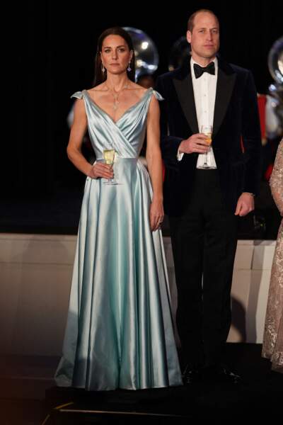 Le prince William a misé sur un smoking avec noeud papillon en velours bleu pour cette soirée du 25 mars.