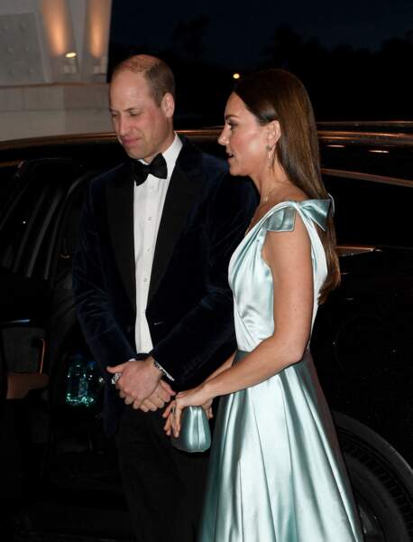 Le prince William dans un smoking en velours bleu au côtés de Kate Middleton aux Bahamas, ce 25 mars.