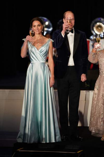 Le prince William et Kate Middleton trinque sur leur 31 au gala, ce 25 mars. 
