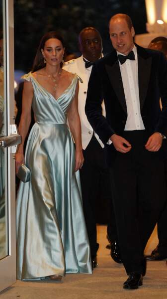 Au bras du prince William en smoking et noeud papillon en velours bleu, la duchesse de Cambridge est apparue dans une longue robe en satin bleue pastel avec un léger décolleté croisé.