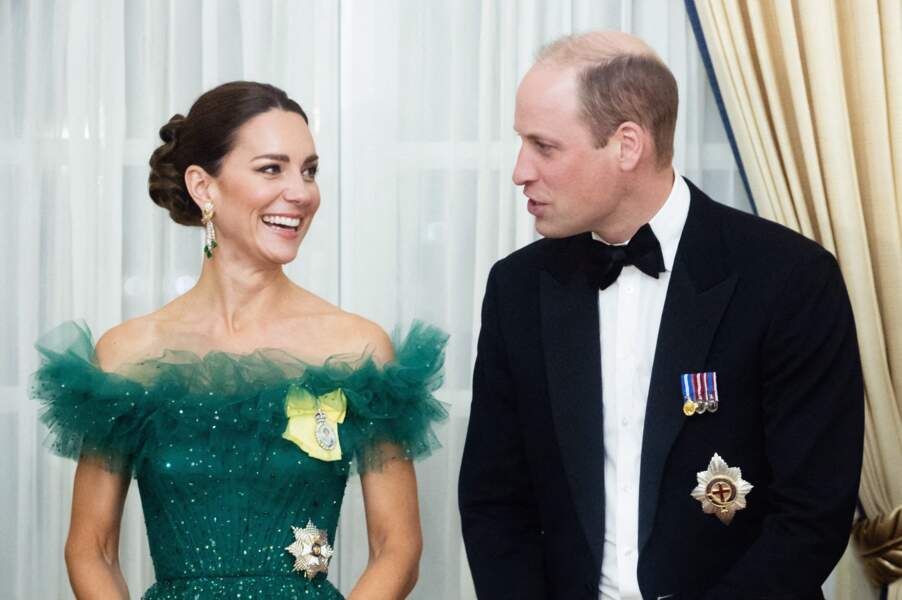 Le prince William et Kate Middleton souriant au dîner du gouverneur général à King's House à Kingston lors de leur voyage officiel en Jamaïque, le 23 mars 