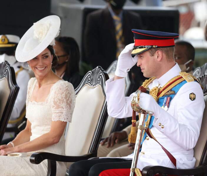 Le prince William et Kate Middleton complices à la parade des officiers de l'Académie militaire des Caraïbes