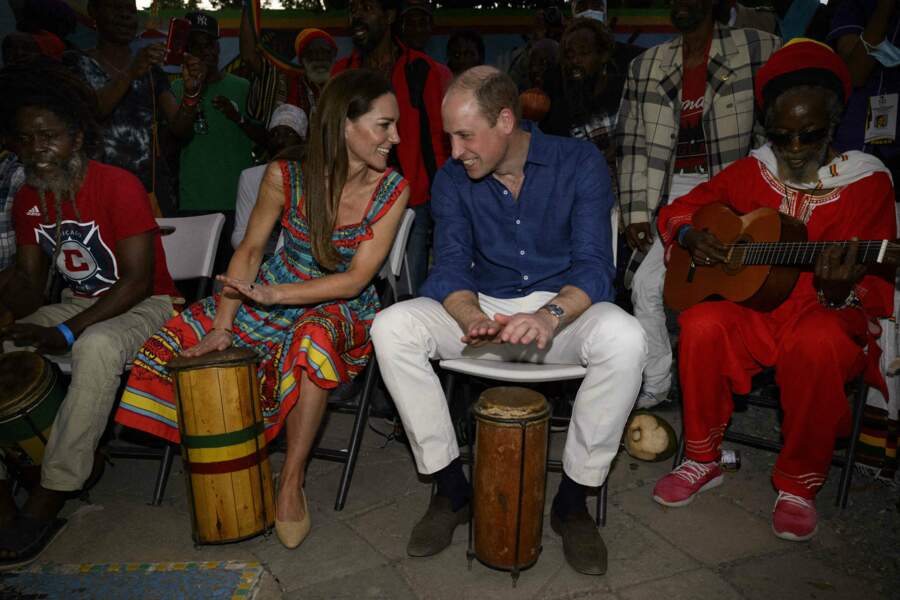 Le prince William et Kate Middleton jouent du tambour ensemble en Jamaïque 