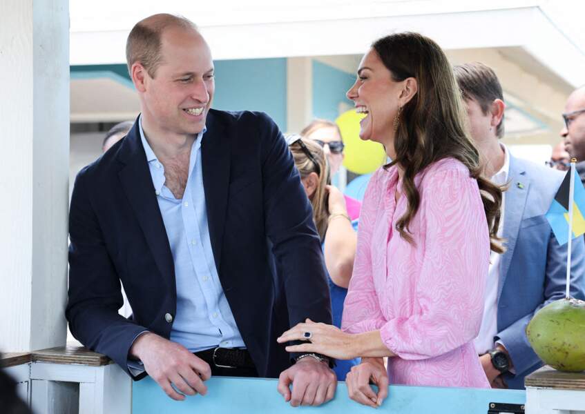 Kate Middleton rayonne au bras du prince William à la visite "Fish Fry" à Abaco, un lieu de rassemblement culinaire traditionnel des Bahamas,  le 26 mars