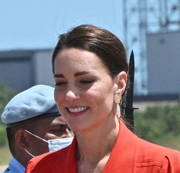 Kate Middleton porte des boucles d'oreilles de la marque Anthropologie "Coral Shell Drop Earrings". Le 22 mars 2022. 