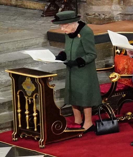 La reine Elizabeth II debout lors de la messe hommage au prince Philip, en l'Abbaye de Westminster, le 29 mars 2022. 