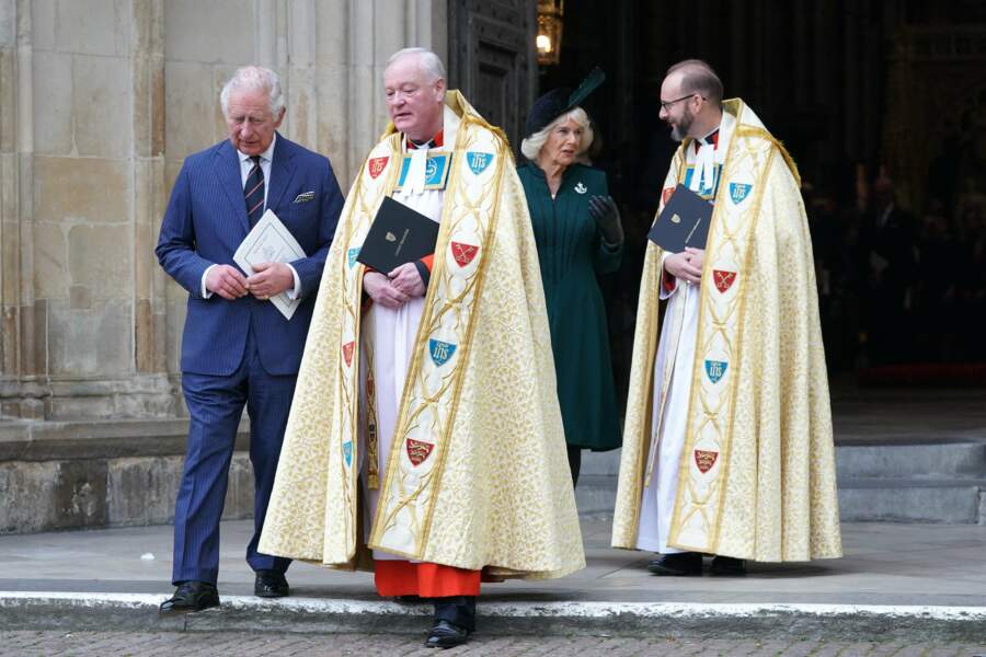 Le prince Charles et son épouse Camilla Parker Bowles quittent l'Abbaye de Westminster après la messe en hommage au prince Philip, le mardi 29 mars 2022.