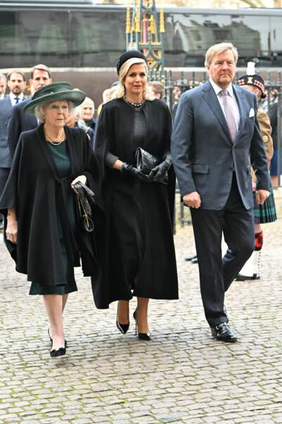 Princesse Beatrix des Pays-Bas, Reine Máxima des Pays-Bas et Roi Willem-Alexander des Pays-Bas  arrivent à la cérémonie en hommage au Prince Philip, à l'abbaye de Westminster, à Londres, le mardi 29 mars 2022.