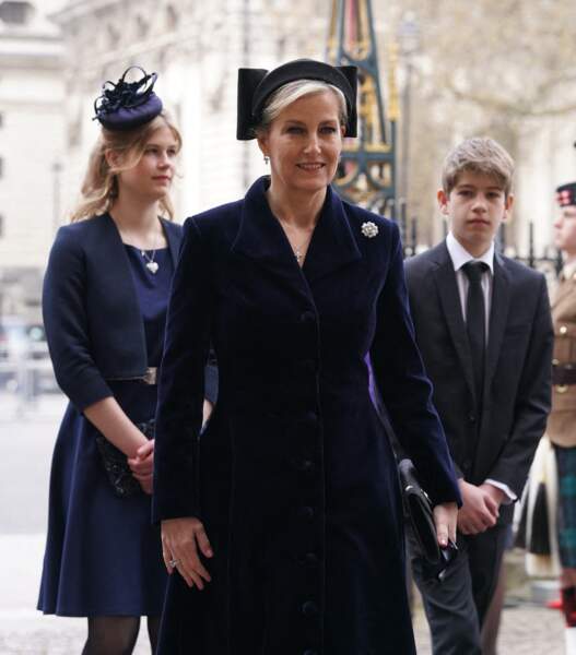 La comtesse de Wessex, Lady Louise Mountbatten-Windsor et le vicomte Severn arrivent à la cérémonie en hommage au Prince Philip, à l'abbaye de Westminster, à Londres, le mardi 29 mars 2022.