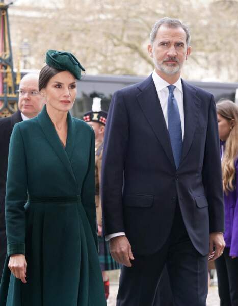 Letizia d'Espagne rivalise d'élégance au bas de son mari le roi Felipe VI lors son arrivée à la cérémonie en hommage au Prince Philip, à l'abbaye de Westminster, à Londres, le mardi 29 mars 2022.