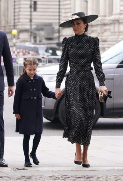 Kate Middleton, élégante dans une robe à pois Alessandra Rich, et sa fille Charlotte arrivent à la cérémonie en hommage au Prince Philip, à l'abbaye de Westminster, à Londres, le mardi 29 mars 2022.