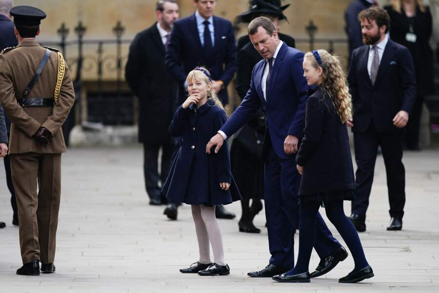 Peter Phillips et ses filles Isla et Savannah arrivent à la cérémonie en hommage au Prince Philip, à l'abbaye de Westminster, à Londres, le mardi 29 mars 2022.