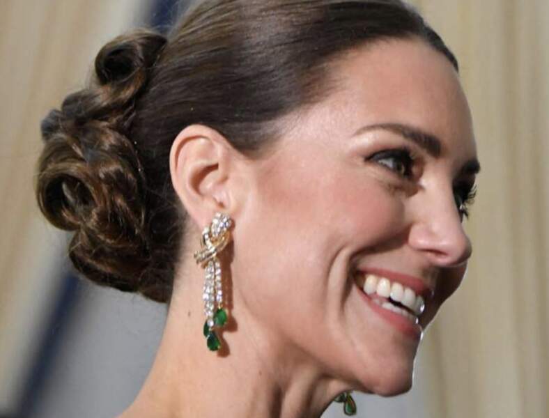 Kate Middleton en émeraude avec les bijoux de la reine Elizabeth II au dîner d’État en Jamaïque. Le 23 mars 2022.