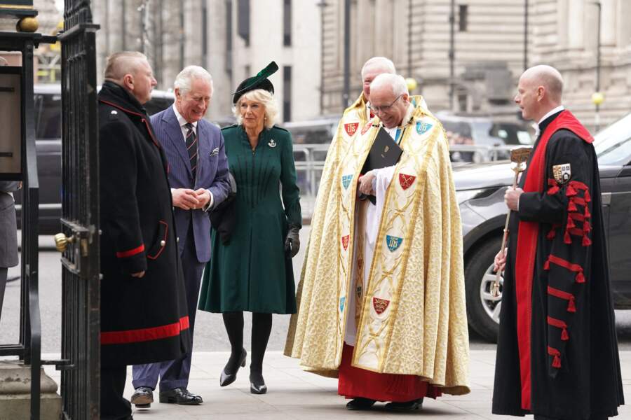 Le prince Charles et son épouse Camilla Parker Bowles arrivent à la cérémonie en hommage au Prince Philip, à l'abbaye de Westminster, à Londres, le mardi 29 mars 2022.