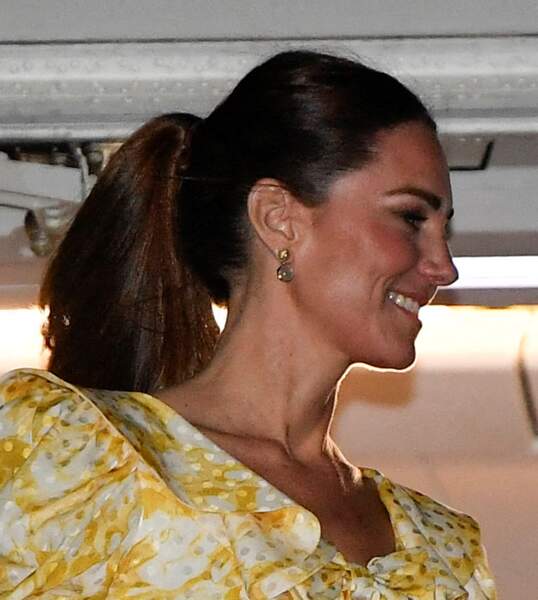 Kate Middleton porte des boucles d'oreilles composées de quartz laiteux et de diamants de chez Patrick Mavros Ocean Tides Milky à plus d'un million d'euros ! Elle les a portées aux Bahamas, le 26 mars 2022.