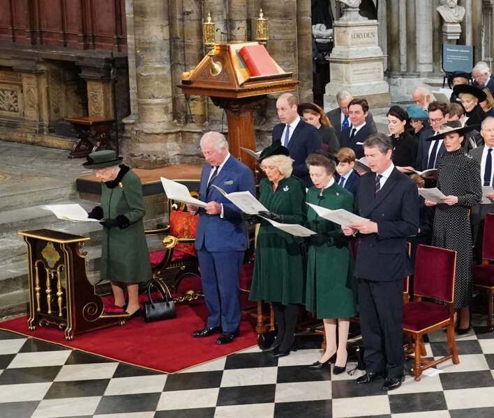 Elizabeth II entourée du prince Charles, de Camilla Parker Bowles, et de sa fille la princesse Anne lors de la messe en hommage au prince Philip, dans l'Abbaye de Westminster, le mardi 29 mars 2022.