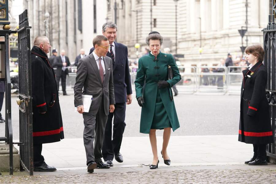 Toute vêtue de vert comme sa mère la reine Elizabeth II, la princesse Anne arrive à la cérémonie en hommage à son père le Prince Philip, à l'abbaye de Westminster, à Londres, le mardi 29 mars 2022.
