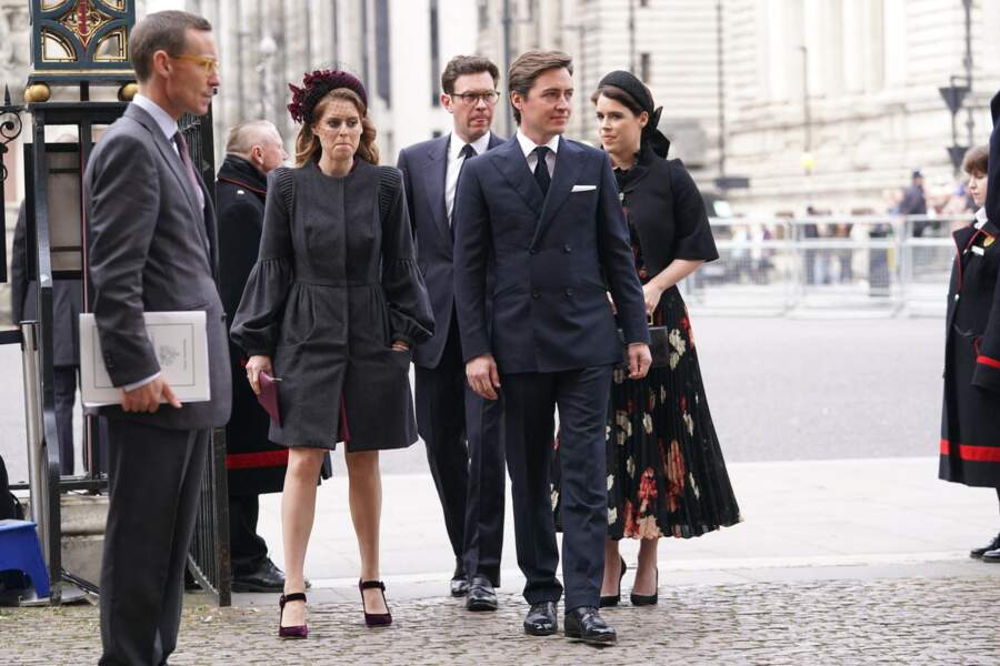 La princesse Beatrice, son époux Edoardo Mapelli Mozzi  accompagnés de la princesse Eugenie et son mari Jack Brooksbank arrivent à la cérémonie en hommage au Prince Philip, à l'abbaye de Westminster, à Londres, le mardi 29 mars 2022.