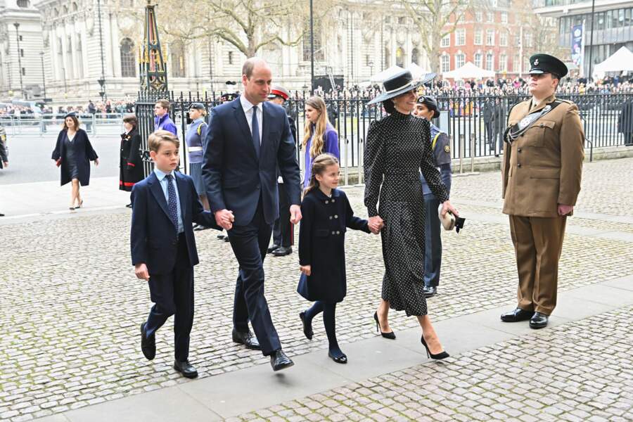 Le prince William, Kate Middleton et leurs enfants arrivent à la cérémonie en hommage au Prince Philip, à l'abbaye de Westminster, à Londres, le mardi 29 mars 2022.