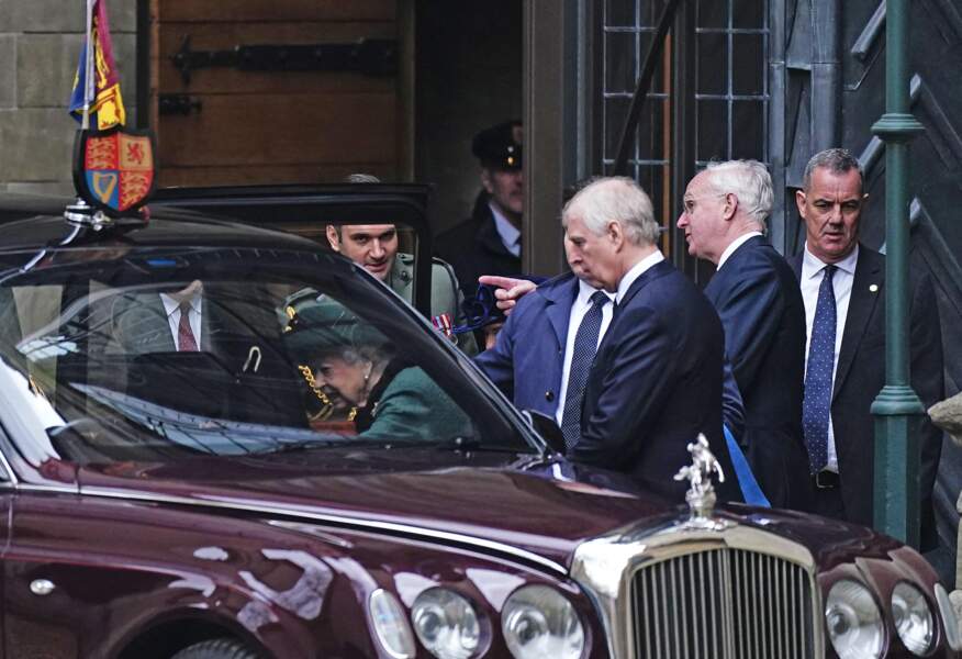 La reine Elizabeth II, aidée par son fils le prince Andrew, quitte l'Abbaye de Westminster après la messe en hommage à son défunt époux le prince Philip, le mardi 29 mars 2022.