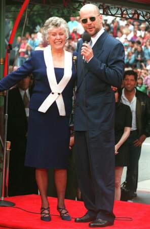 Bruce Willis accompagné par sa mère Marlene, en 1995 à Los Angeles