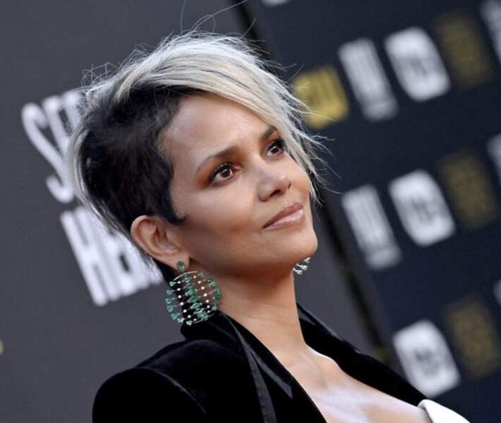 Halle Berry mise pour un side-hair bicolore aux Critics Choice Awards à Los Angeles le 13 mars 2022.