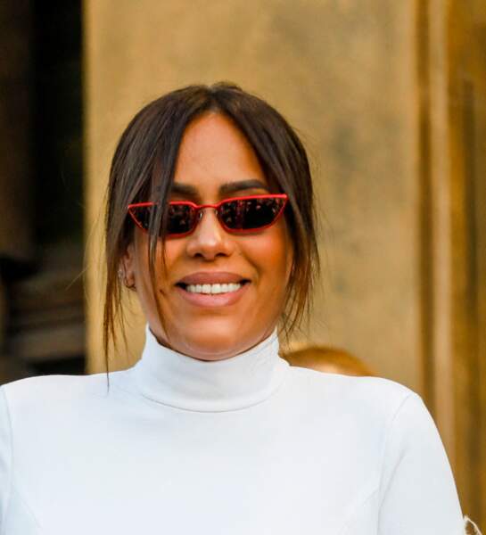 Amel Bent sélectionne des lunettes longues rectangulaires rouges vives  lors de la Fashion Week de Paris, France, le 7 mars 2022.