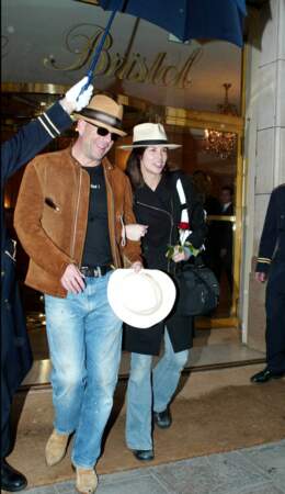 Bruce Willis et sa compagne Brooke Burns, en 2004 à Paris