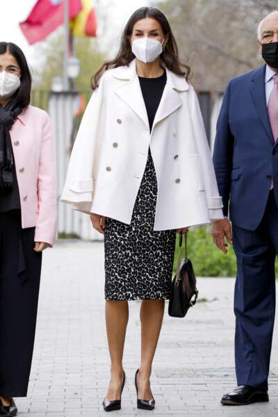 La reine Letizia d'Espagne est une vraie fashionista. Elle sait accorder parfaitement les couleurs entres-elles. Madrid, le 31 mars 2022.