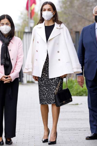 La reine Letizia d'Espagne à 49 ans porte la veste blanche de sa fille ainée la princesse Leonor.  Madrid, le 31 mars 2022.