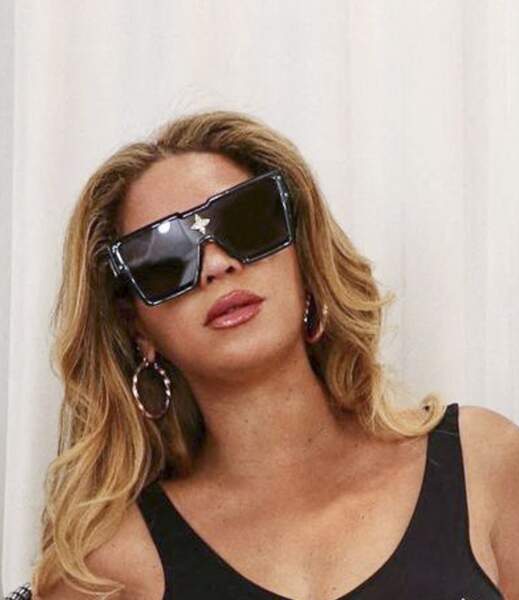 Beyonce et ses lunettes de soleil façon "visière". 