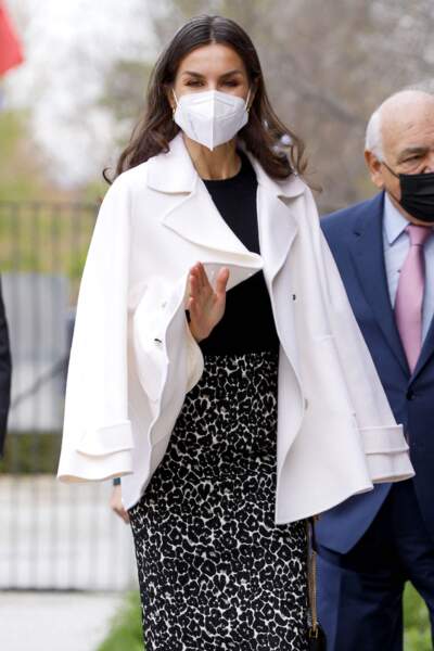 Letizia d'Espagne vole la veste blanche de sa fille, la princesse Leonor de chez Carolina Herrera. Madrid, le 31 mars 2022.
