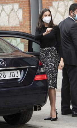 La reine Letizia d'Espagne rajeunit de 20 ans avec ce look tendance accaparé en partie à sa fille ainée la princesse Leonor. Madrid, le 31 mars 2022.