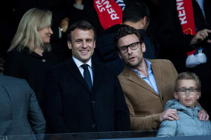 Le candidat Emmanuel Macron et son frère lors d'un match de foot en 2019 
