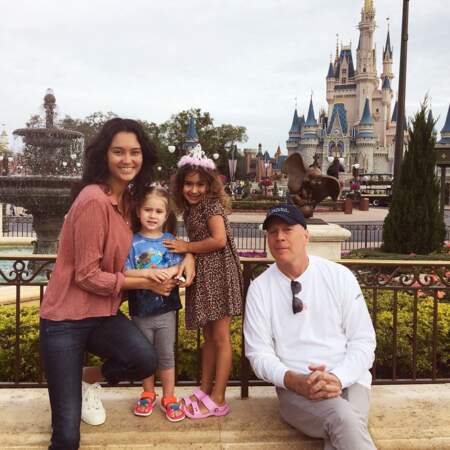 Bruce Willis et Emma Heming avec leurs deux filles, à Disneyworld en 2017