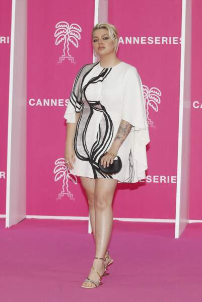 Louane Emera en robe courte blanche et noire aux détails minimalistes signée Fendi. II s'agit du modèle "Cady" de couleur beige clair d'une valeur de 2100 €, dimanche 3 avril 2022 à Cannes. 
