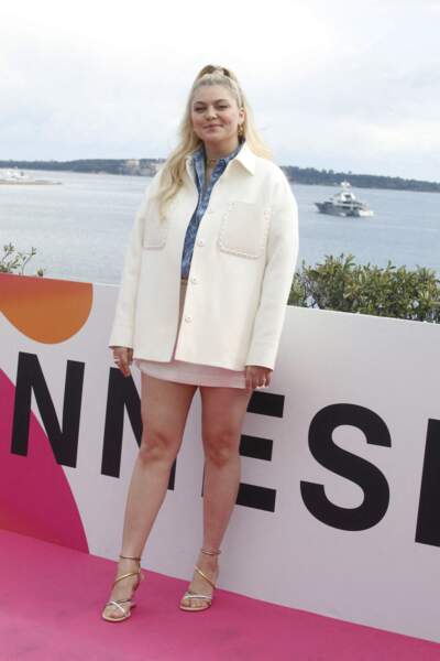 Représentant la nouvelle série « Visions », Louanne Emera est présente au Festival Cannes séries à Cannes.