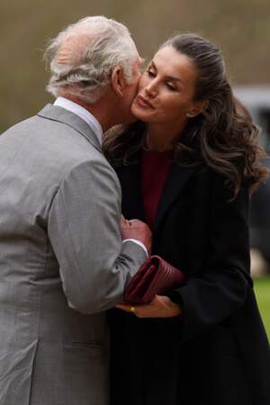Le prince de Galles et la reine d'Espagne semblaient heureux de se retrouver, ce mardi 5 avril. 