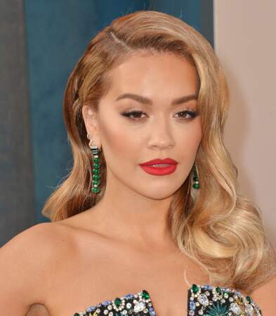 Rita Ora opte pour un rouge à lèvres rouge vif mat au Oscars de Los Angeles, le 27 mars 2022.
