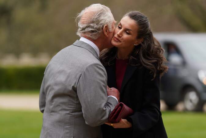 Le prince Charles et la reine d'Espagne sont apparus très complices, ce mardi 5 avril. 