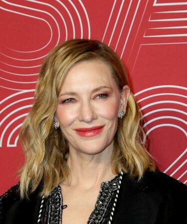 Cate Blanchett pose avec une magnifique bouge rouge vive au César, e 25 février 2022. 