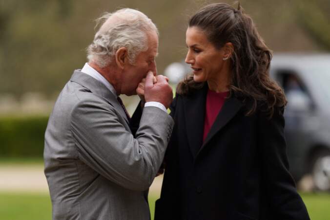 La reine d'Espagne et le prince de Galles se sont montrés très tactiles, ce mardi 5 avril.