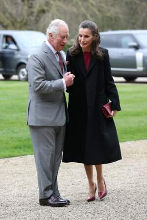 Le prince Charles s'est montré très tactile avec Letizia dEspagne pour leurs retrouvailles, ce mardi 5 avril.