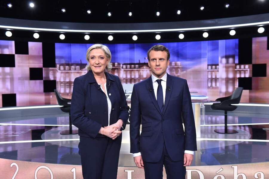 Marine Le Pen en 2017 : costume " d'homme" bleu marine et ongles nude