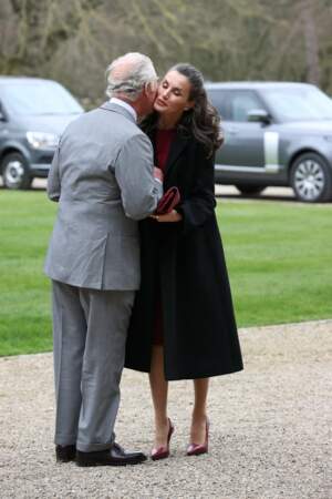 Le prince de Galles et la reine d'Espagne se montrent souvent très proches comme ce mardi 5 avril au château d’Auckland.