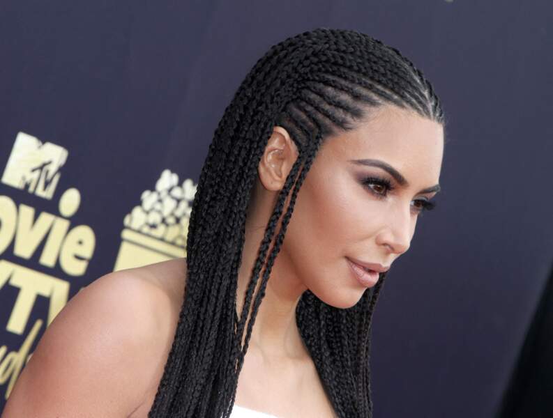 Kim Kardashian se la joue égyptienne ! Elle opte pour une multitude de tresses africaines collées au crâne lors du photocall de la soirée des "MTV Movie And TV Awards" à Santa Monica, le 16 juin 2018.