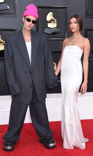 Justin Bieber et Hailey Rhode Bieber au photocall de la 64ème édition des Grammy Awards à Las Vegas, le 3 avril 2022. Hailey Rhode Bieber porte une tresse  XXL façon loose. Elle prend soin de détacher volontairement quelques mèches le long de son visage.