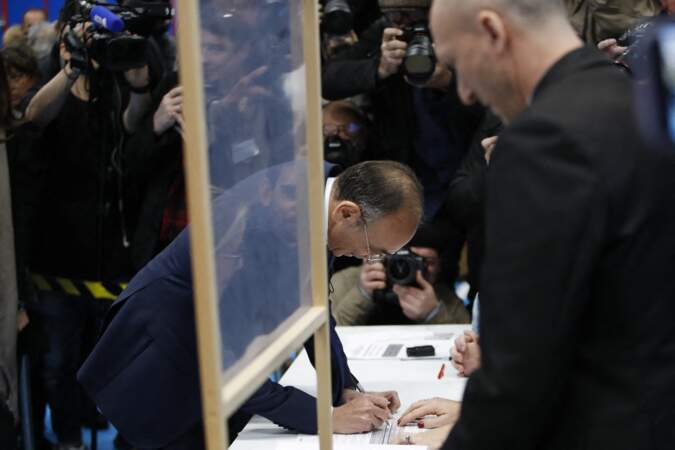 Eric Zemmour concentré pour le vote du premier tout de l'élection présidentielle le 10 avril à Paris 
